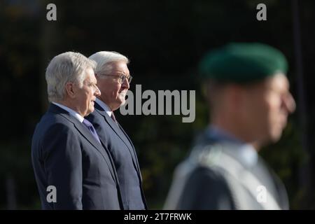 Präsident der Republik Finnland Sauli Niinistö und Bundespräsident Frank Walter STEINMEIER auf dem Weg zu den militärischen Ehren - Offizieller Besuch des Präsidenten der Republik Finnland, Sauli Niinistö, und von Jenni Haukio in der Bundesrepublik Deutschland beim zweiten Sitz des Bundespräsidenten Villa Hammerschmidt a Bonn 15.11.2023 Bonn Gronau NRW Deutschland *** Presidente della Repubblica di Finlandia Sauli Niinistö e Presidente federale Frank Walter STEINMEIER in visita ufficiale del Presidente di la Repubblica di Finlandia, Sauli Niinistö e Jenni Haukio t Foto Stock