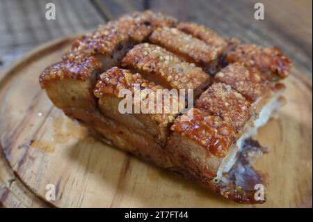 pururuca fritta di pelle di maiale scoppiettante, pancetta di maiale cibo brasiliano croccante, cibo grasso malsano macro immagine Foto Stock