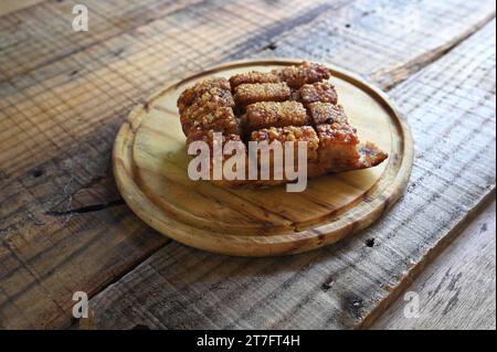 cibo grasso pancetta scoppiettante, pururuca fritta di pelle di maiale, pancetta di maiale cibo brasiliano di maiale Foto Stock