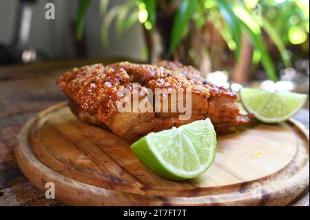 cibo grasso pancetta scoppiettante, pururuca fritta di pelle di maiale, pancetta di maiale cibo brasiliano di maiale Foto Stock