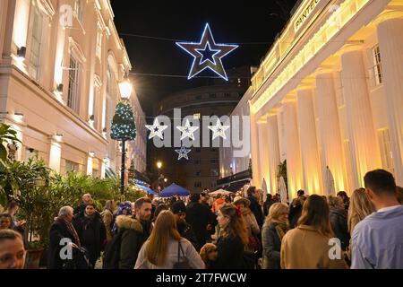 USO EDITORIALE SOLO opinioni generali sulla presentazione delle luci natalizie di quest'anno su Motcomb Street durante l'evento "Belgravia Aglow" a Londra. Data foto: Mercoledì 15 novembre 2022. Foto Stock