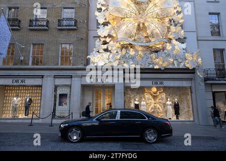 Decorazioni natalizie Dior, Old Bond Street, Mayfair, Londra, Inghilterra, Regno Unito. Novembre 2023 Foto Stock