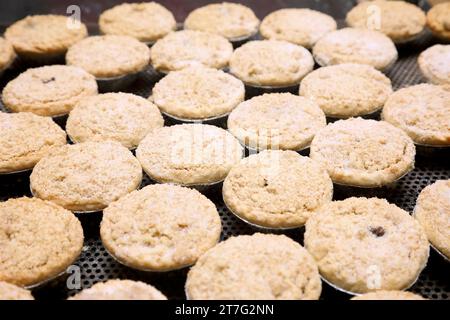 vista ravvicinata di una selezione di torte mince appena sfornate su una teglia da forno Foto Stock