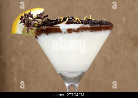 dessert bianco con ganache di fragole dolci con cioccolato e scorza di limone servito in una ciotola di vetro. Foto Stock