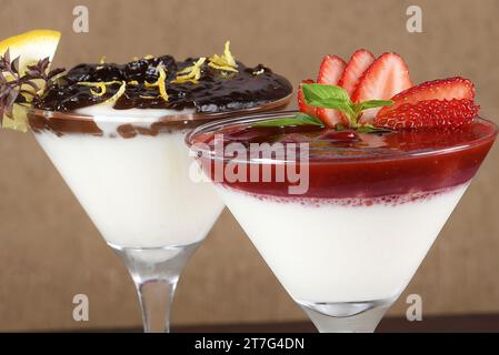 dessert bianco con ganache di fragole dolci con cioccolato e scorza di limone servito in una ciotola di vetro. Foto Stock