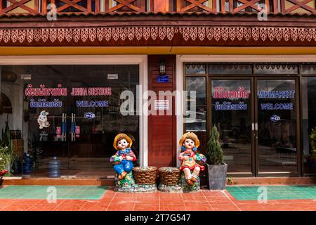 Via del centro città, Phonsavan, provincia di Xiangkhouang, Laos, Sud-Est asiatico, Asia Foto Stock