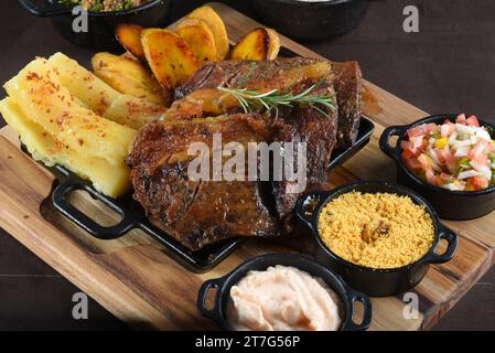 Bistecca grigliata Chuck Eye Roll arrostita su un tagliere. barbecue con insalata di fagioli di riso. vista dall'alto Foto Stock