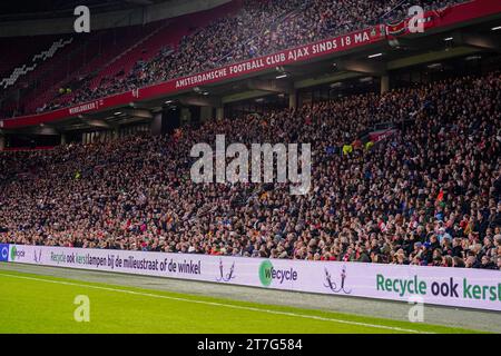 Amsterdam, Paesi Bassi. 15 novembre 2023. AMSTERDAM, PAESI BASSI - 15 NOVEMBRE: Tifosi con striscione commerciale WeCycle durante la partita del gruppo C - UEFA Women's Champions League 2023/24 tra AFC Ajax e Paris Saint-Germain alla Johan Cruijff Arena il 15 novembre 2023 ad Amsterdam, Paesi Bassi. (Foto di Joris Verwijst/Orange Pictures) credito: Orange Pics BV/Alamy Live News Foto Stock