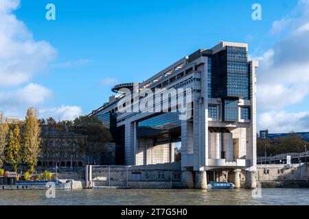 Vista esterna dell'edificio del Ministero dell'economia e delle Finanze francese sulla riva della Senna nel quartiere parigino di Bercy Foto Stock