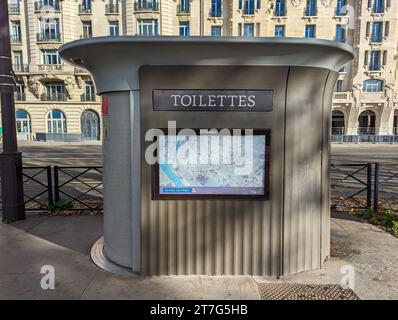 Vista esterna di una sanisetta parigina. I Sanisettes sono servizi igienici pubblici gratuiti e autopulenti installati a Parigi dalla società JCDecaux Foto Stock