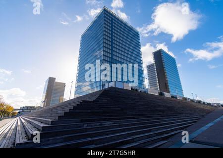 Vista esterna delle scale e delle torri della Bibliothèque Nationale de France (BNF), nota anche come biblioteca Mitterrand Foto Stock