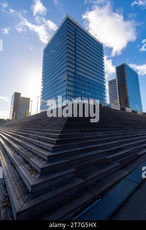 Vista esterna delle scale e delle torri della Bibliothèque Nationale de France (BNF), nota anche come biblioteca Mitterrand Foto Stock