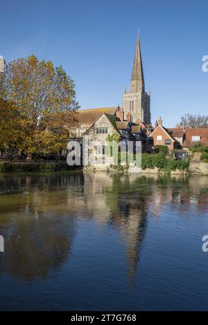 Una vista sul fiume ad Abingdon sul Tamigi. Dall'altra parte del fiume si trova la guglia della chiesa di Sant'Elena che si riflette nell'acqua Foto Stock