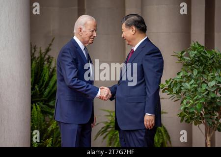 Woodside, Stati Uniti. 15 novembre 2023. Il presidente degli Stati Uniti Joe Biden saluta il presidente Xi Jinping della Repubblica Popolare Cinese mercoledì 15 novembre 2023 a Woodside, California. Il presidente Xi è negli Stati Uniti per partecipare al vertice APEC di San Francisco. Foto della Casa Bianca/credito UPI: UPI/Alamy Live News Foto Stock