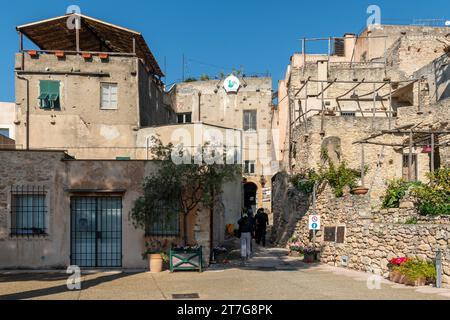 Il villaggio in pietra su una collina che domina la Riviera delle Palme, uno dei borghi più belli d'Italia, Borgio Verezzi, Savona, Liguria Foto Stock