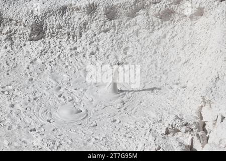 Bolle di fango nei paintpot degli artisti nel parco nazionale di Yellowstone Foto Stock