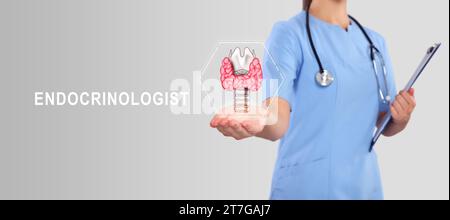 Endocrinologo che detiene la ghiandola tiroidea virtuale su sfondo grigio chiaro, primo piano. Design banner Foto Stock