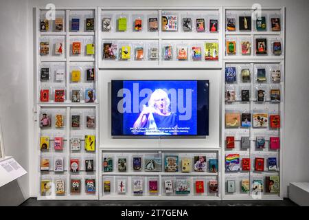 New York, USA, 15 novembre 2023. L'artista pop concettuale argentina Marta Minujín, è vista in un video del 1983 insieme ai libri che facevano parte della sua installazione: El Partenón de libros (il Partenone dei libri, che copre una replica del tempio greco in migliaia di libri che erano stati vietati sotto le juntas militari argentine durante la dittatura che si concluse nel 1983. La mostra fa parte della sua principale mostra di rilievo nel Museo ebraico: ' Marta Minujín: Arte! Arte! Arte!', apertura il 17 novembre. Crediti: Enrique Shore/Alamy Live News Foto Stock