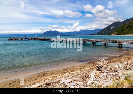 Il villaggio di pescatori di Jackson Bay offre viste spettacolari dell'oceano e delle Alpi meridionali, spesso dipinte di rosa dal sole che tramonta. Foto Stock