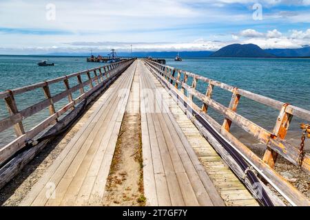 Il villaggio di pescatori di Jackson Bay offre viste spettacolari dell'oceano e delle Alpi meridionali, spesso dipinte di rosa dal sole che tramonta. Foto Stock