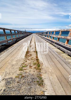 Il villaggio di pescatori di Jackson Bay offre viste spettacolari dell'oceano e delle Alpi meridionali, spesso dipinte di rosa dal sole che tramonta. Foto Stock