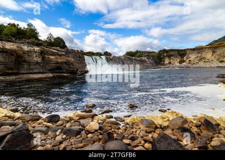 Le Maruia Falls sono state create dal terremoto di Murchison del 1929 quando una scivolata ha bloccato il canale originale. E' fuori dalla Shenandoah Highway sulla strada t Foto Stock