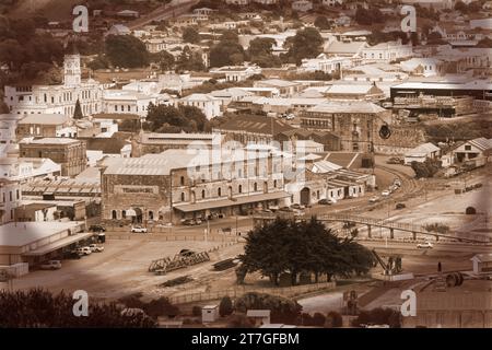 Oamaru è stata costruita tra le dolci colline di pietra calcarea e il breve tratto di terra pianeggiante fino al mare. Questa roccia calcarea è utilizzata per i costrutti Foto Stock