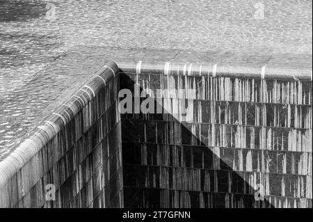 Un primo piano della Memorial Fountain del 9/11 a New York Foto Stock