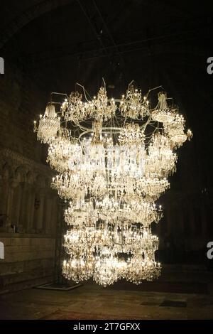 Durham Cathedral: Artist ai Weiwei's, Illuminated Bottle rack, ai Weiwei (CINA) ai Weiwei’s Extraordinary Work, che incorpora 61 lampadari antichi installati nella Chapter House della cattedrale di Durham, Durham City, Regno Unito, 15 novembre 2023, credito: DEW/Alamy Live News Foto Stock