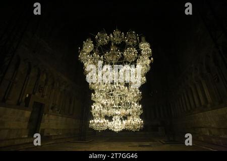 Durham Cathedral: Artist ai Weiwei's, Illuminated Bottle rack, ai Weiwei (CINA) ai Weiwei’s Extraordinary Work, che incorpora 61 lampadari antichi installati nella Chapter House della cattedrale di Durham, Durham City, Regno Unito, 15 novembre 2023, credito: DEW/Alamy Live News Foto Stock