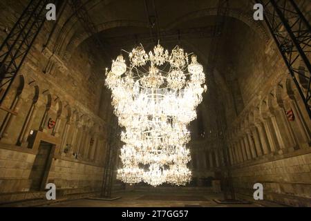 Durham Cathedral: Artist ai Weiwei's, Illuminated Bottle rack, ai Weiwei (CINA) ai Weiwei’s Extraordinary Work, che incorpora 61 lampadari antichi installati nella Chapter House della cattedrale di Durham, Durham City, Regno Unito, 15 novembre 2023, credito: DEW/Alamy Live News Foto Stock