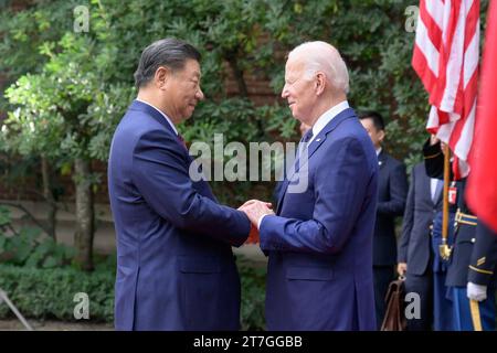 Woodside, Stati Uniti. 15 novembre 2023. Il presidente degli Stati Uniti Joe Biden incontra il presidente Xi Jinping della Repubblica Popolare Cinese mercoledì 15 novembre 2023 a Woodside, California. Il presidente Xi è negli Stati Uniti per partecipare al vertice APEC di San Francisco. Foto tramite MFA China/UPI Credit: UPI/Alamy Live News Foto Stock