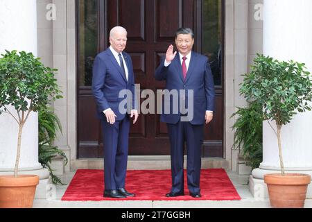 Woodside, Stati Uniti. 15 novembre 2023. Il presidente degli Stati Uniti Joe Biden incontra il presidente Xi Jinping della Repubblica Popolare Cinese mercoledì 15 novembre 2023 a Woodside, California. Il presidente Xi è negli Stati Uniti per partecipare al vertice APEC di San Francisco. Foto tramite MFA China/UPI Credit: UPI/Alamy Live News Foto Stock