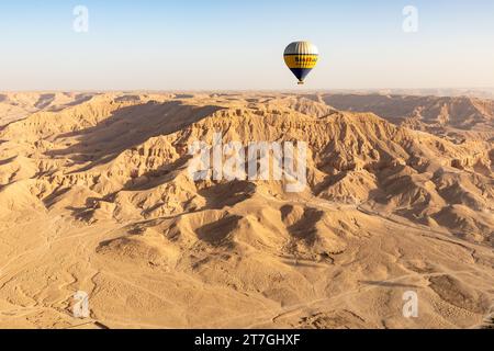 Mongolfiere che sorvolano l'arido paesaggio desertico della Valle dei Re Foto Stock