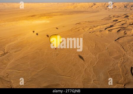 Vista aerea della mongolfiera che sorvola il paesaggio intrecciato dei letti asciutti del fiume Foto Stock