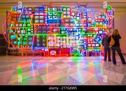 Washington DC Neon mappa della Continental USA Electronic SuperHighway video art installazione di Nam June Paik nello Smithsonian American Art Museum SAAM Foto Stock