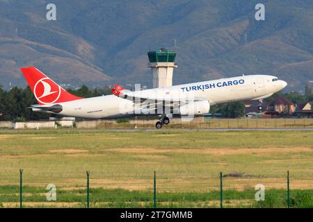 Decollo di un aeromobile turco Airbus A330-200F. Aereo Airbus A330 per il trasporto cargo di Turkish Airlines Cargo rotante. Foto Stock