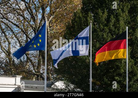 Besuch des finnischen Präsidenten Sauli Niinistö a Bonn. Auf dem Gelände der Villa Hammerschmidt wehen die Flaggen der EU, Finnlands und der Bundesrepublick Deutschland nebeneinander. Der finnische Präsident Sauli Niinistö besuchte gemeinsam mit dem deutschen Bundespräsidenten Frank-Walter Steinmeier Bonn. Bonn Nordrhein-Westfalen Deutschland Nur redaktioneller Gebrauch Credit: Imago/Alamy Live News Foto Stock