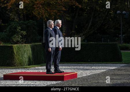 Besuch des finnischen Präsidenten Sauli Niinistö a Bonn. Bundespräsident Frank-Walter Steinmeier und der finnische Präsident Sauli Niinistö vor den Wachsoldaten der Bundeswehr und dem Musikcorps der Bundeswehr. DAS finnische Präsidentenehepaar besuchte gemeinsam mit dem deutschen Bundespräsidenten-Ehepaar Bonn. Bonn Nordrhein-Westfalen Deutschland Nur redaktioneller Gebrauch Credit: Imago/Alamy Live News Foto Stock