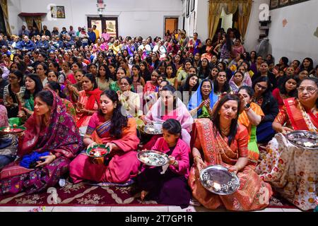 Scranton, Stati Uniti. 12 novembre 2023. Le donne cantano durante una celebrazione Diwali. Diwali è celebrato a Scranton presso il Tempio Hindu Shree Swaminarayan. Diwali è il capodanno indù e celebra la luce sull'oscurità. Credito: SOPA Images Limited/Alamy Live News Foto Stock