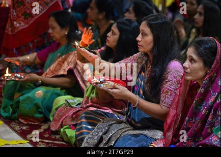 Scranton, Stati Uniti. 12 novembre 2023. Le donne partecipano a una celebrazione Diwali. Diwali è celebrato a Scranton presso il Tempio Hindu Shree Swaminarayan. Diwali è il capodanno indù e celebra la luce sull'oscurità. Credito: SOPA Images Limited/Alamy Live News Foto Stock