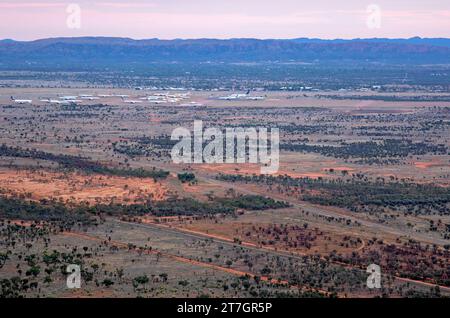 Vista aerea attraverso il deserto fino all'aeroporto di Alice Springs Foto Stock