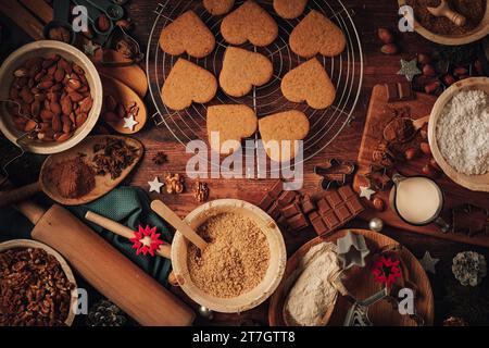 Biscotti natalizi al forno su un cesto per torte, forma a cuore, ingredienti da forno, decorazioni natalizie, farina, zucchero, mandorle, noci, cannella, biscotti Foto Stock