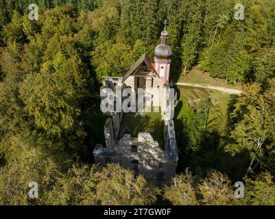 Vista aerea delle rovine della chiesa, rovine di pellegrinaggio di Maria Hilf in una foresta, un luogo di pellegrinaggio dal 1649, Muehlheim an der Donau, Tuttlingen Foto Stock