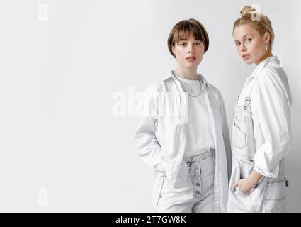 Bellissime giovani donne in posa insieme 4 Foto Stock
