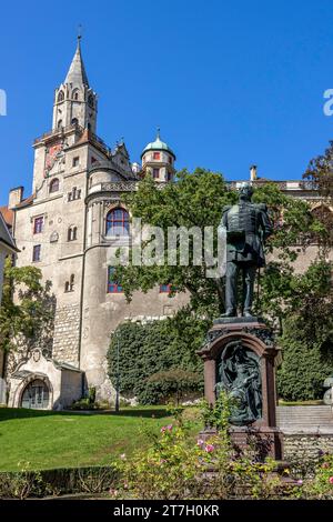 Monumento al principe Karl Anton von Hohenzollern e al castello di Hohenzollern Sigmaringen sullo sfondo, Sigmaringen, Baden-Wuerttemberg, Germania Foto Stock