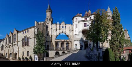 Foto panoramica dell'ingresso al castello di Hohenzollern Sigmaringen, Sigmaringen, Baden-Wuerttemberg, Germania Foto Stock