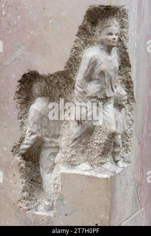 Dettaglio con una figura in pietra scolpita su una colonna di pietra del monumento vita ebraica a Rottenburg dell'artista Ralf Ehmann Eskefen, città Vecchia, Rottenbur Foto Stock