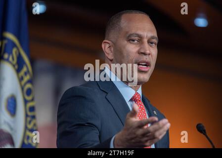 Il leader della minoranza della camera degli Stati Uniti Hakeem Jeffries (Democratico di New York) alla sua conferenza stampa settimanale nel Campidoglio a Washington, DC mercoledì 15 novembre 2023. Credito: Annabelle Gordon/CNP Foto Stock