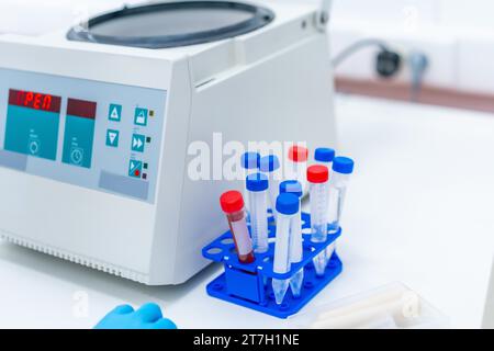 Primo piano di una centrifuga e di campioni di sangue in un laboratorio innovativo Foto Stock